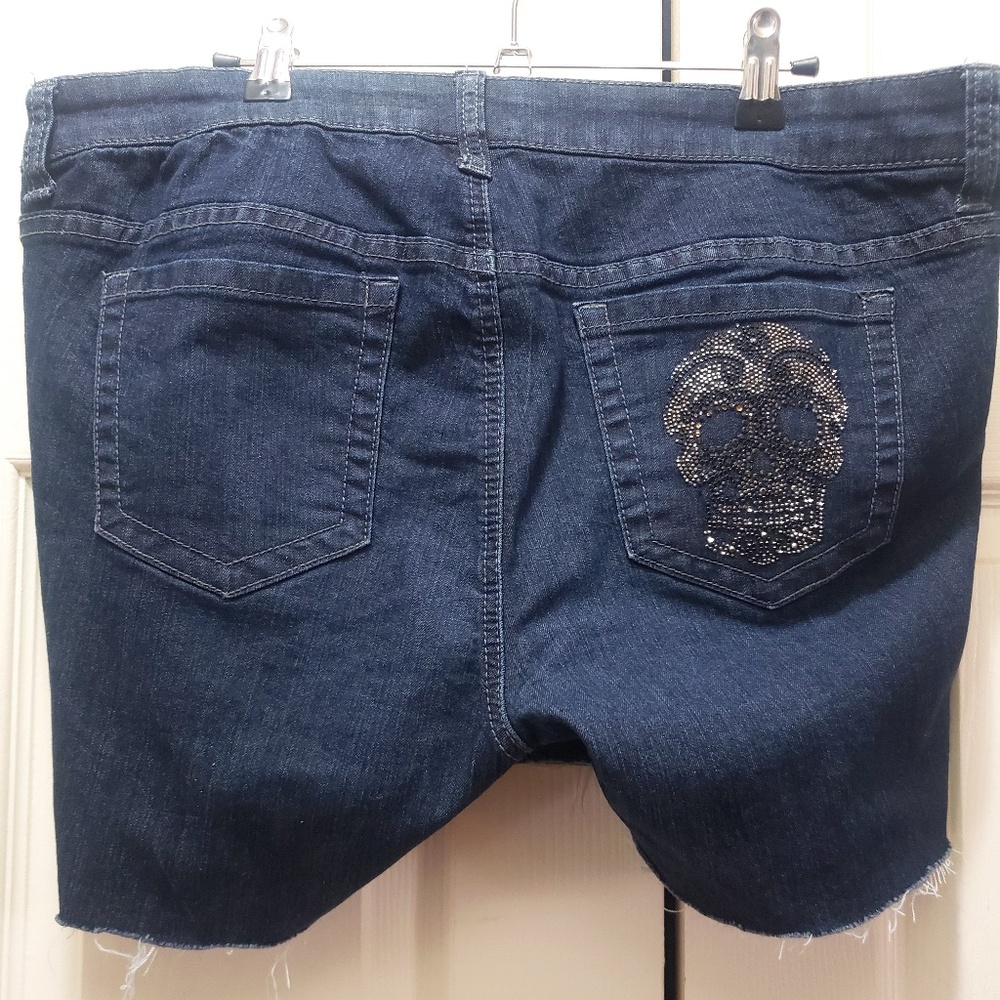 Skull Applique Cut-off Jeans